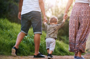 arkadan görünüşü ile küçük toddler bebek çocuk resim kırpılmış, parkta yürüyüş aile