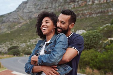 Çift birlikte sarılma ve açık havada gülümseyen aşık 