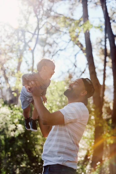 Vater Spielt Mit Sohn Wald Mit Sonnenstrahlen Durch Die Bäume — Stockfoto