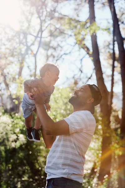 Fadern Spelar Med Son Skog Med Solen Flare Genom Träden — Stockfoto