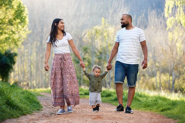 Família Raça Mista Caminhando Parque Com Menino Pequeno Criança — Fotografia de Stock