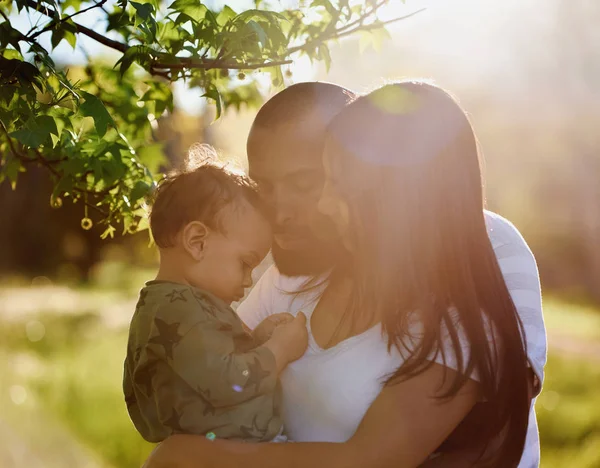 Famiglia Mista Razza Insieme Nel Parco Con Piccolo Bambino Bambino — Foto Stock