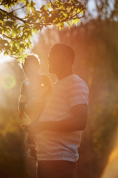 Amoroso Pai Carregando Abraçando Seu Filho Desfrutando Passeio Parque Perto — Fotografia de Stock