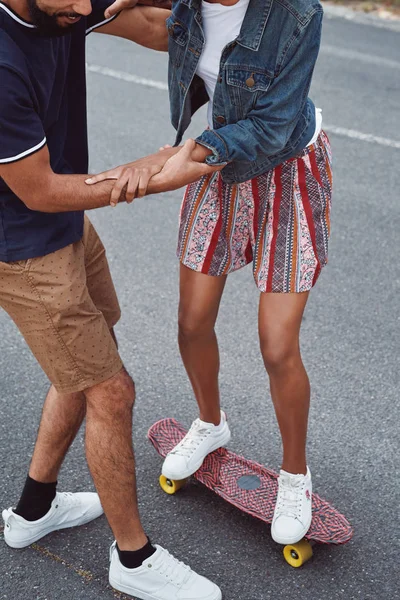 Par Kärlek Tillsammans Man Hjälper Kvinnan Att Åka Skateboard — Stockfoto