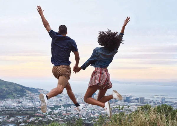 Back View Couple Looking City Hill Jumping — Stock Photo, Image