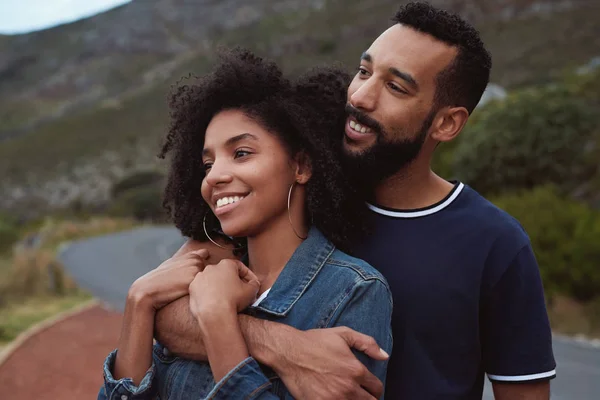 Uśmiechający Się Zadowolony African American Para Miłości Razem Przytulanie — Zdjęcie stockowe