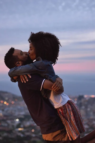 Para Zakochanych Razem Przytulanie Całowanie Przed Zachód Słońca Niebo Miasto — Zdjęcie stockowe