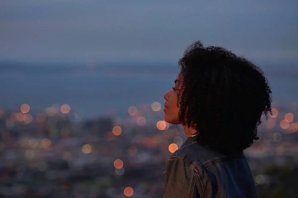 Şehir Işıkları Alacakaranlık Yaklaştığını Göz Kulak Afro Saçlı Güzel Düşünceli — Stok fotoğraf