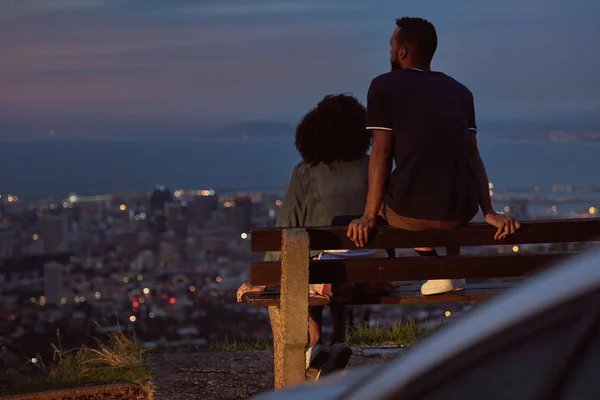 Vista Posteriore Coppia Guardando Città Dalla Collina Notte Seduto Una — Foto Stock