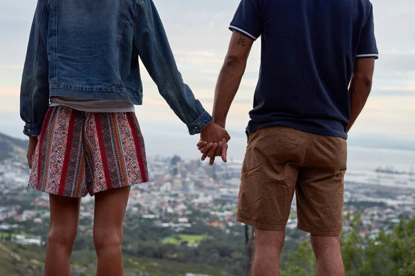 Couple Looking City Hill Holding Hands Partial View — Stock Photo, Image