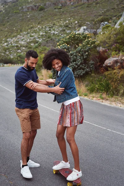Casal Apaixonado Juntos Homem Ajudando Mulher Andar Skate — Fotografia de Stock