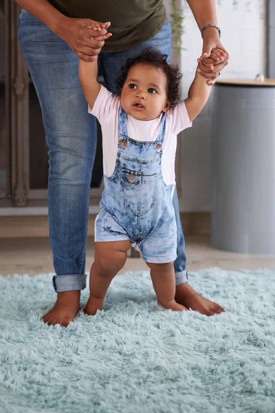 Mamma Sostenere Bambina Con Suoi Primi Passi Tenendo Mano Bambino — Foto Stock