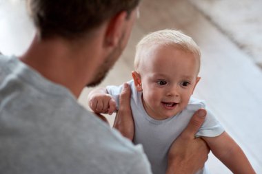 Baba erkek bebek taşımak üzere, adam elinde çocuk tutan 