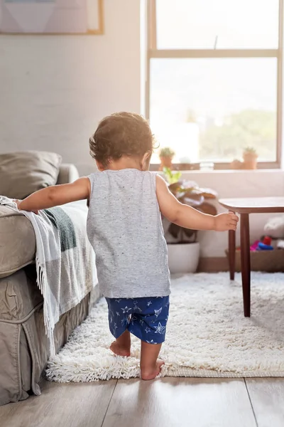 Baby Boy Tanulás Hogyan Kell Járni Támogatni Magát Kanapén Cirkál — Stock Fotó