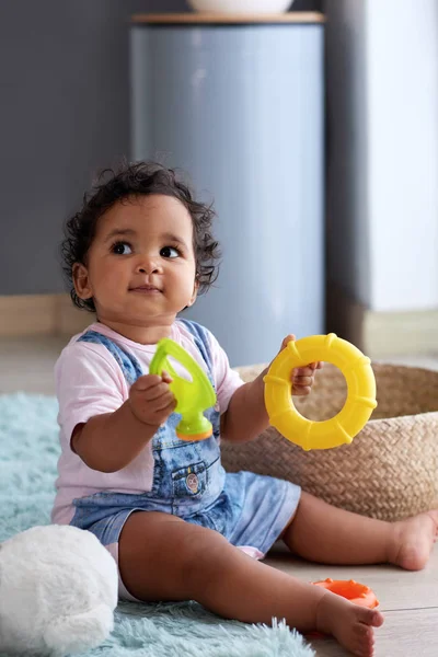 Jovem Menina Brincando Com Brinquedos Casa Sentado Chão — Fotografia de Stock