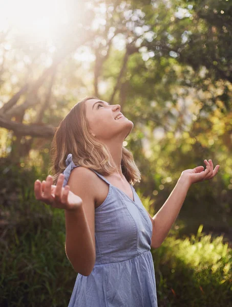 Feliz primavera mulher — Fotografia de Stock