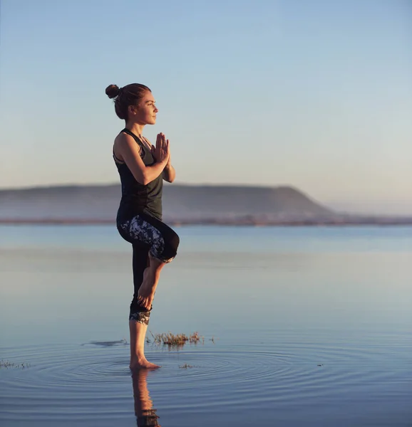 Yoga femme lever de soleil — Photo