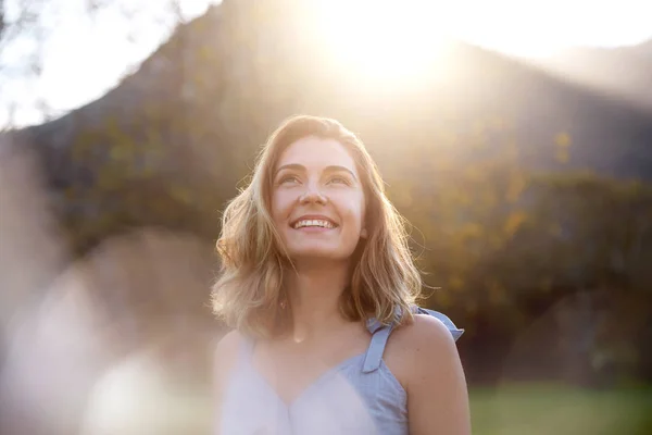 Mulher Feliz Com Belo Sorriso Livre Natureza Luz Solar Acima — Fotografia de Stock