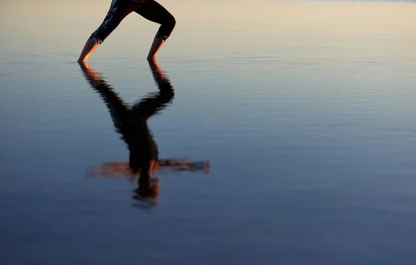 Reflexão Ioga Água Mulher Praticando Praia — Fotografia de Stock