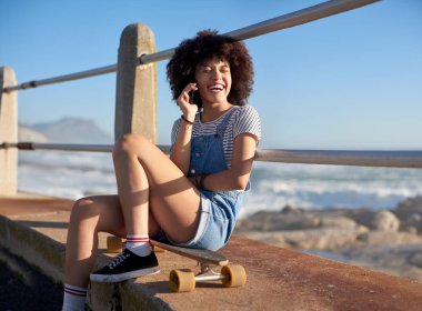 Telefon kullanan mutlu gülümseyen kadın 