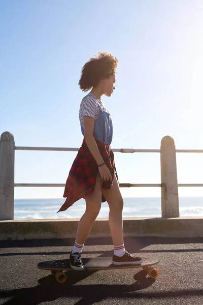 Having fun longboarding by the ocean — Stock Photo, Image