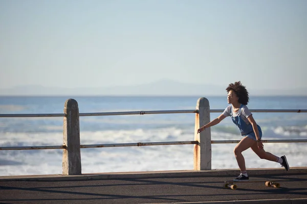 Longboarding meisje met plezier cruisen — Stockfoto