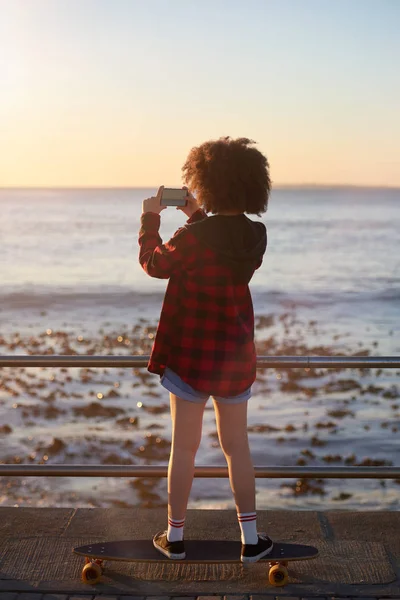 Duizendjarige met behulp van haar telefoon het nemen van foto — Stockfoto