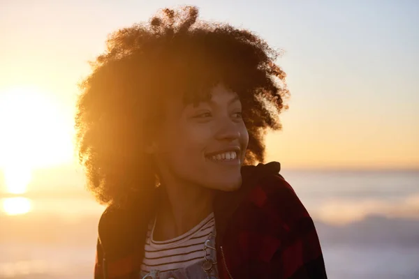 Porträtt av leende kvinna med afro — Stockfoto