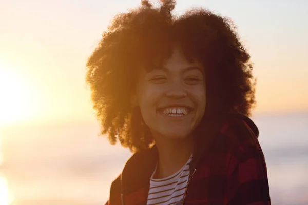 Glimlachend portret van een echte gemengde race vrouw — Stockfoto