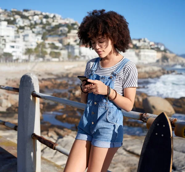 Millennial usando su teléfono mensajes de texto al aire libre — Foto de Stock