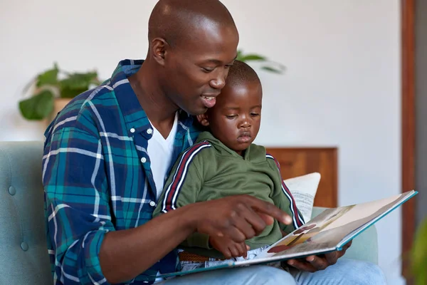 Loving father reading stories to kid — Stock Photo, Image