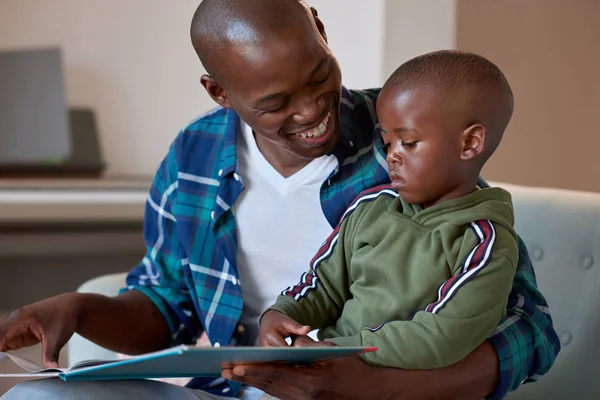 Happy father reading to child — Stock Photo, Image