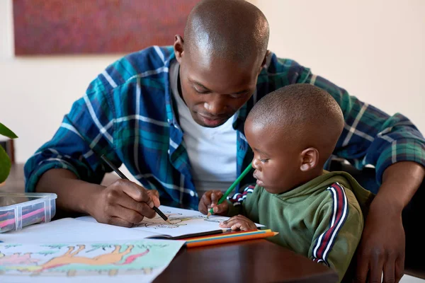 Vater hilft seinem Sohn bei der Farbe — Stockfoto