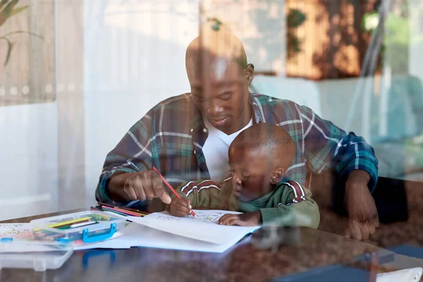 Artistic dad with young child at home — Stock Photo, Image
