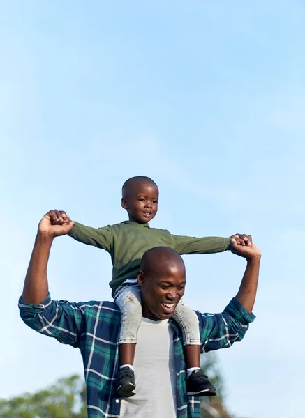 Lycklig far och son ha roligt utomhus — Stockfoto