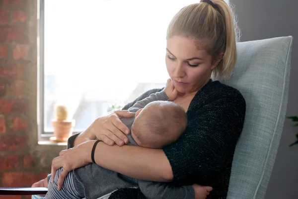 Tenero momento donna allattamento al seno bambino — Foto Stock