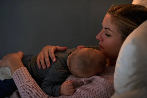 Madre abbracciare il suo bambino addormentato — Foto Stock