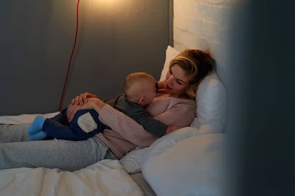 Giovane madre raccontando al suo bambino una storia — Foto Stock