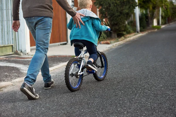 Vader Helpen Zoon Evenwicht Fiets Leren Fietsen Geven Een Duw — Stockfoto