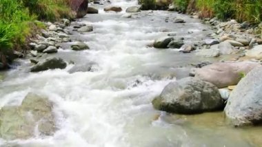 Doğal dağ nehri drone ile alındı