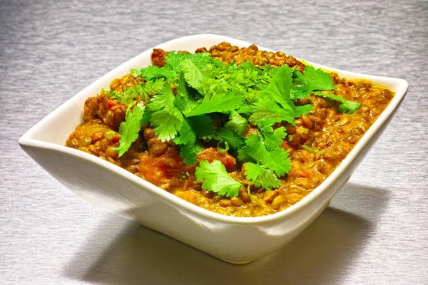 印度素食扁豆汤 在白碗里 铝背景 — 图库照片