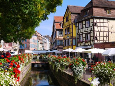Lauch Petite Venise, Colmar, Fransa içinde nehir kenarında geleneksel Fransız evleri