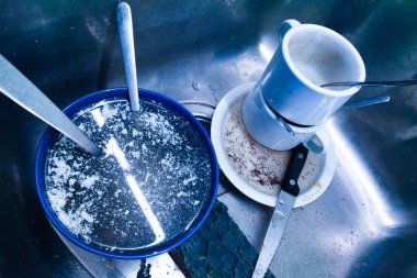 Yığın Lavaboda kirli bulaşık mutfak eşyaları yıkamak gerekir.