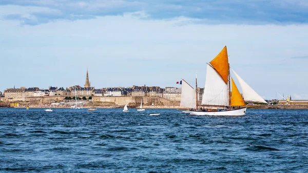 Havet Utsikt Över Saint Malo Och Segelbåt Bretagne Frankrike — Stockfoto