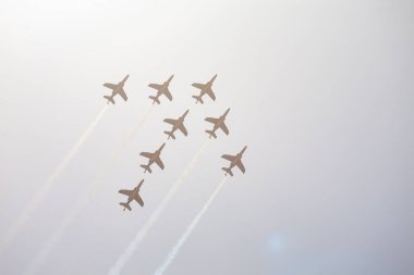 Fransız Hava Kuvvetleri tarafından kurulan ok, sekiz Patrouille de France Alfa jetleri airshow, backlighted