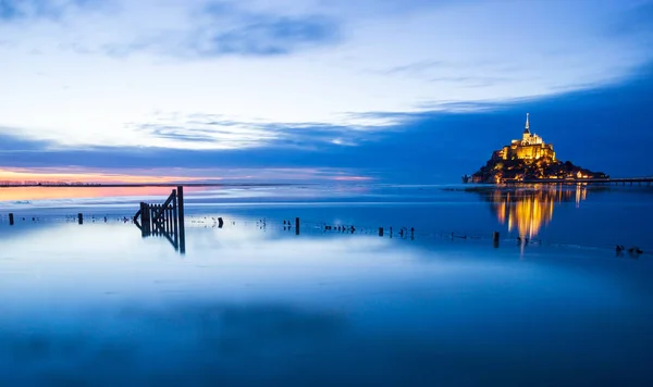 Mont-Saint-Michel синій захід сонця — стокове фото