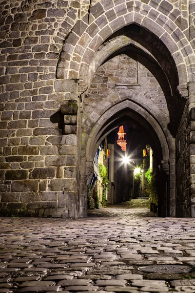Wgląd Nocy Stary Brama Jerzual Street Dinan Brittany Francja — Zdjęcie stockowe