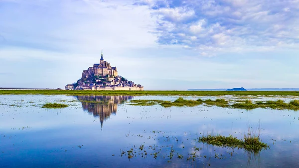 Mont Saint Michel Djupt Blått Vatten Och Klara Reflektioner Normandie — Stockfoto
