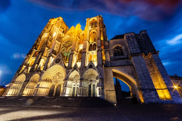 Kathedraal Saint-Etienne in Bourges in de schemering — Stockfoto