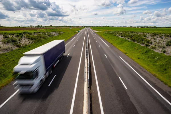 Beweging wazig vrachtwagen op de snelweg — Stockfoto